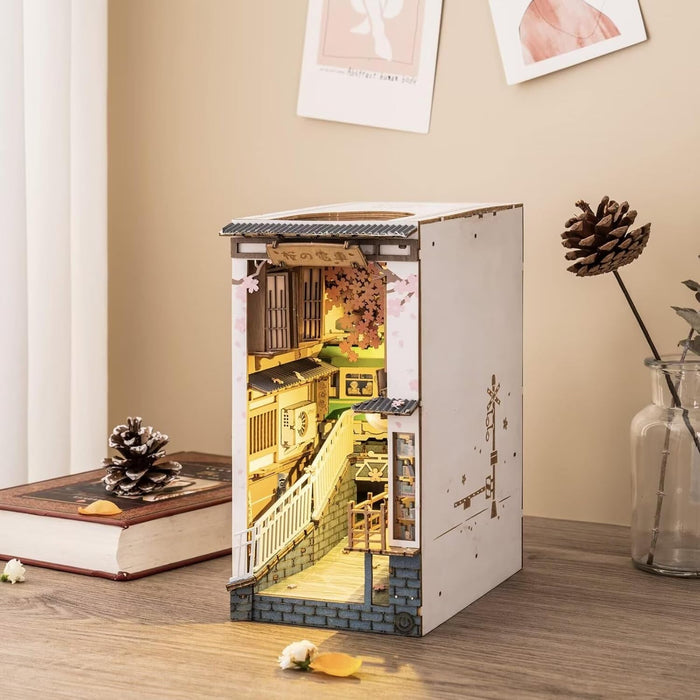 Kit de construcción de madera Book Nook – Sakura Densya 