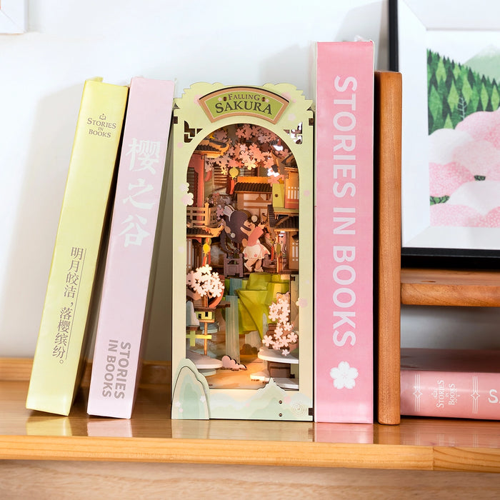 Kit di costruzione in legno Book Nook – Cascata di fiori di ciliegio 