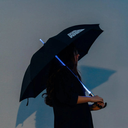 Zwarte paraplyscherm met oplichtend blauw lichtzwaard-vormige handvat
